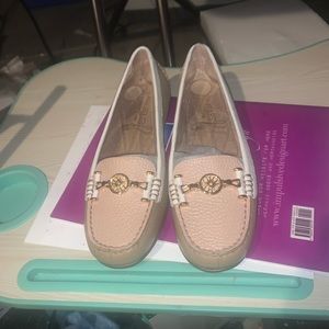 Aerosoles loafers brand new, the emblem almost looks like a Lilly Pulitzer one.